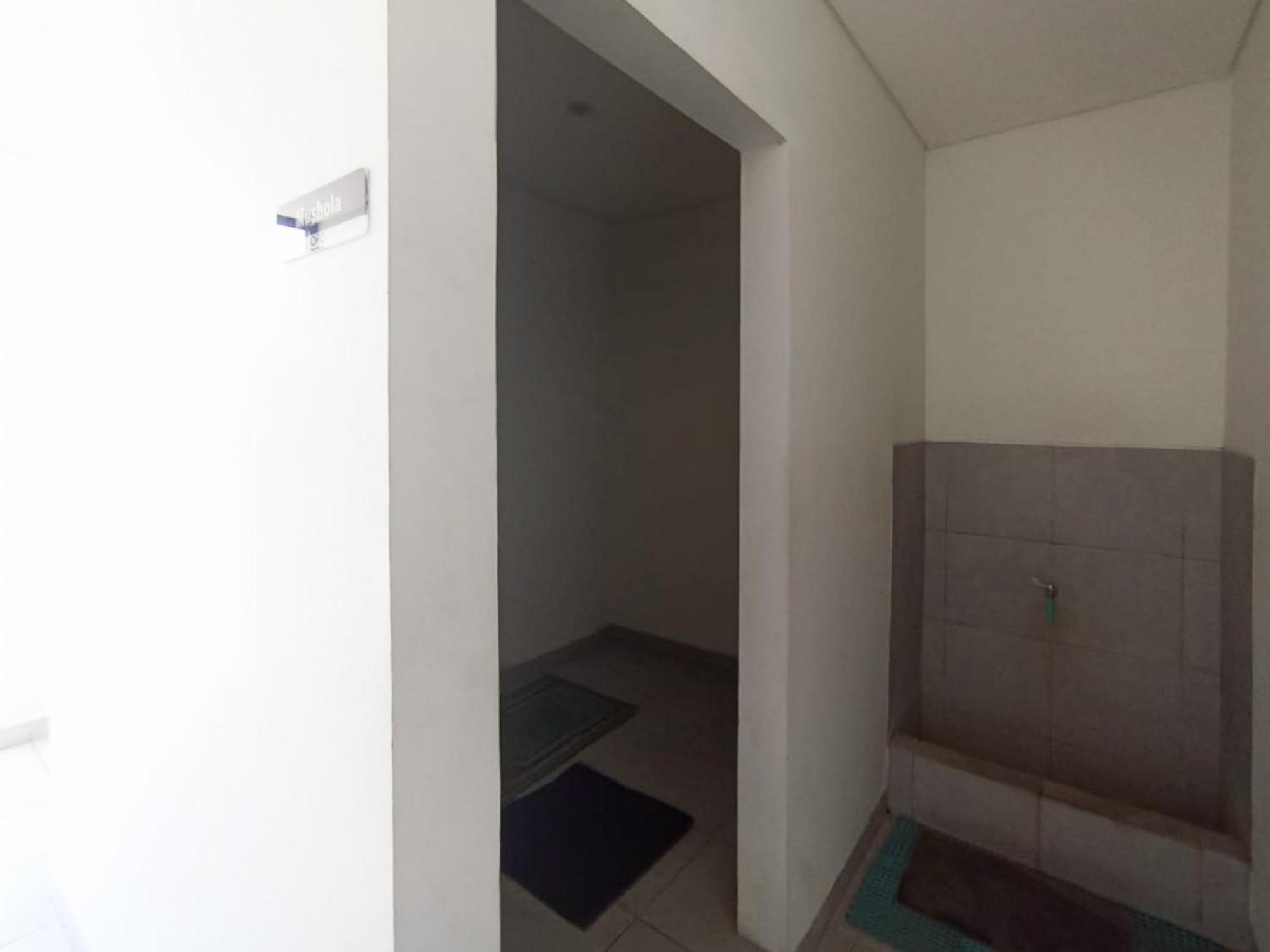 Hotel Ofo Kost Premium Kampung Inggris Pare Syariah Mitra Reddoorz Exteriér fotografie