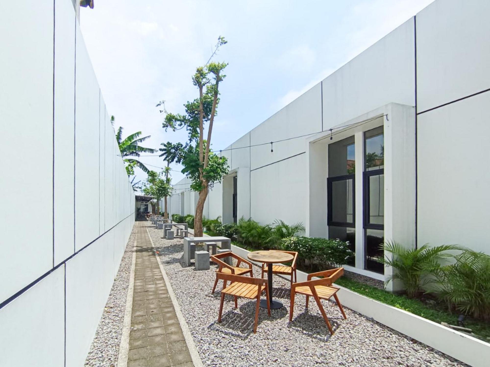 Hotel Ofo Kost Premium Kampung Inggris Pare Syariah Mitra Reddoorz Exteriér fotografie