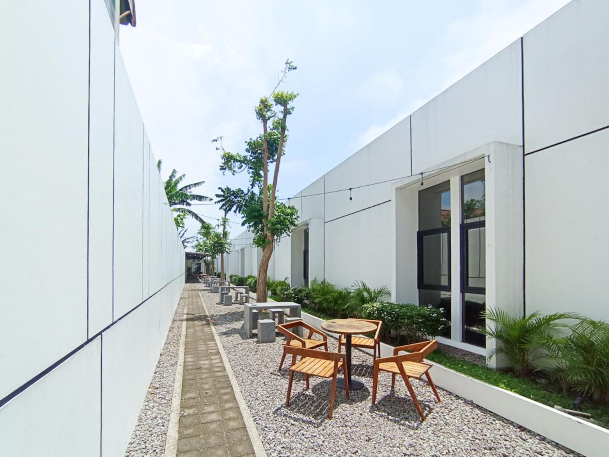 Hotel Ofo Kost Premium Kampung Inggris Pare Syariah Mitra Reddoorz Exteriér fotografie